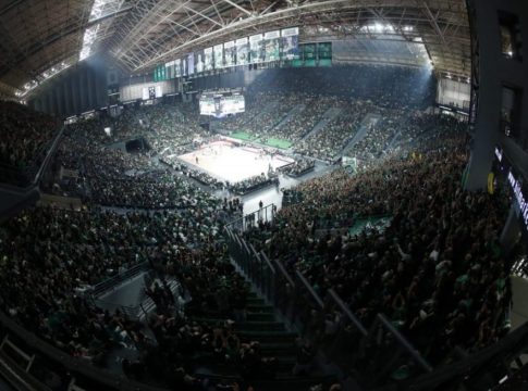 Στο Caravel οι οπαδοί του Παναθηναϊκού πριν το Game 5 με τον Ολυμπιακό