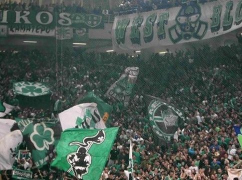 Στο ξενοδοχείο της ομάδας οι οπαδοί του Παναθηναϊκού για να εμψυχώσουν τους παίκτες