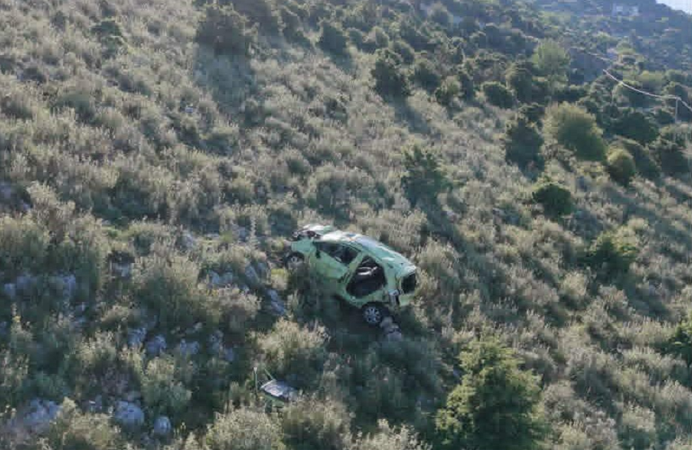 Ιωάννινα: Ι.Χ. έπεσε σε γκρεμό 20 μέτρων στους Λιγκιάδες – Απεγκλωβίστηκε τραυματισμένος ο οδηγός