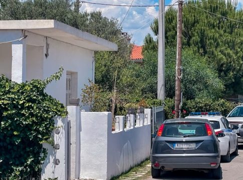 Αίγιο: Τα σενάρια για το κίνητρο του δράστη – Μαχαίρωσε 27 φορές τη μητέρα και 6 φορές τον γιο