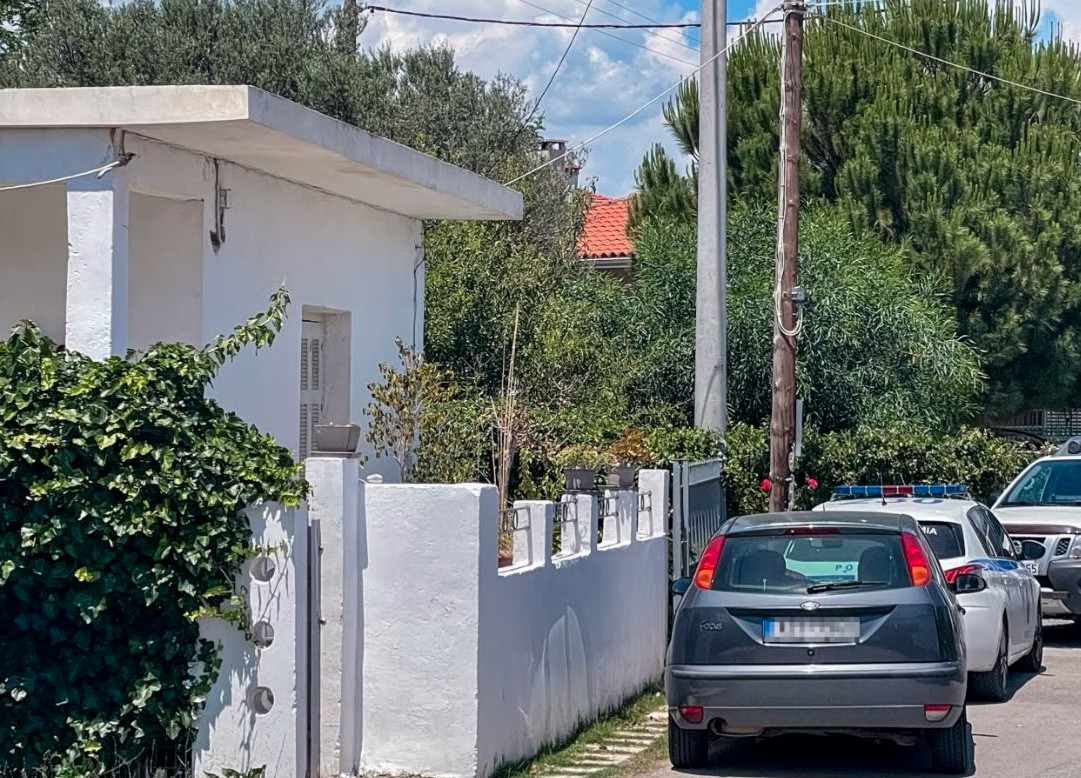 Αίγιο: Τα σενάρια για το κίνητρο του δράστη – Μαχαίρωσε 27 φορές τη μητέρα και 6 φορές τον γιο