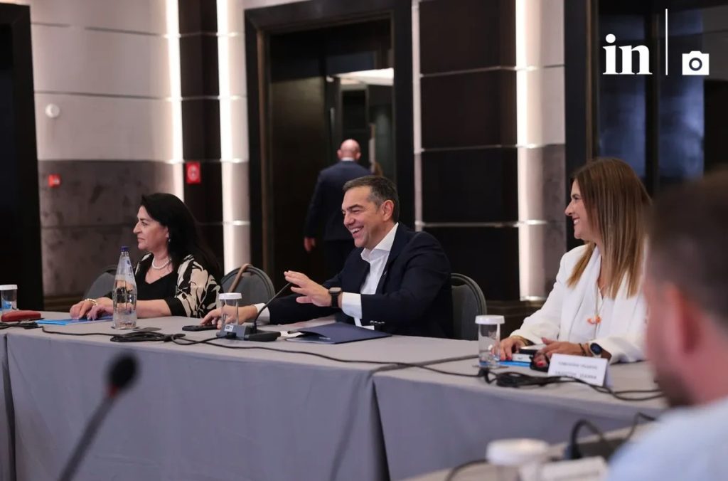 Τσίπρας: «Να αμφισβητήσουμε το στερεότυπο «όλοι ίδιοι είναι» – «Ο κόσμος περιμένει από εσάς λόγο καθαρό, ειλικρινή και συγκεκριμένο»