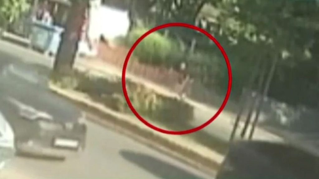Το βίντεο της στιγμής που ο 48χρονος Αλβανός κρατούμενος δραπετεύει από τον Κορυδαλλό