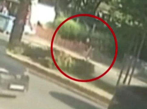 Το βίντεο της στιγμής που ο 48χρονος Αλβανός κρατούμενος δραπετεύει από τον Κορυδαλλό