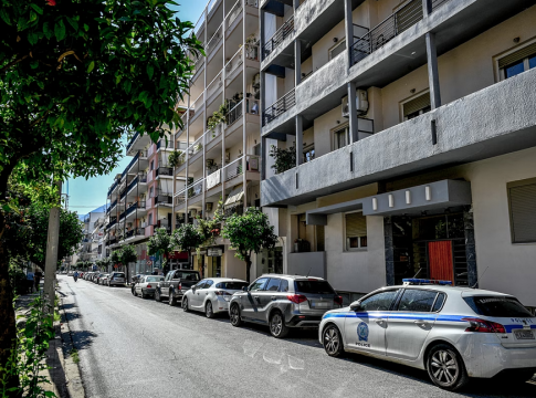 Καλαμάτα: Με 45 μαχαιριές σκότωσε ο γυναικοκτόνος την 39χρονη – Συνέχιζε να την μαχαιρώνει ενώ ήταν πεσμένη στο πάτωμα
