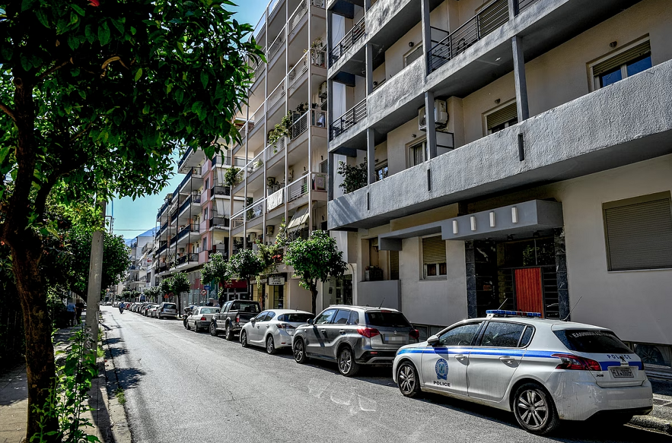 Καλαμάτα: Με 45 μαχαιριές σκότωσε ο γυναικοκτόνος την 39χρονη – Συνέχιζε να την μαχαιρώνει ενώ ήταν πεσμένη στο πάτωμα