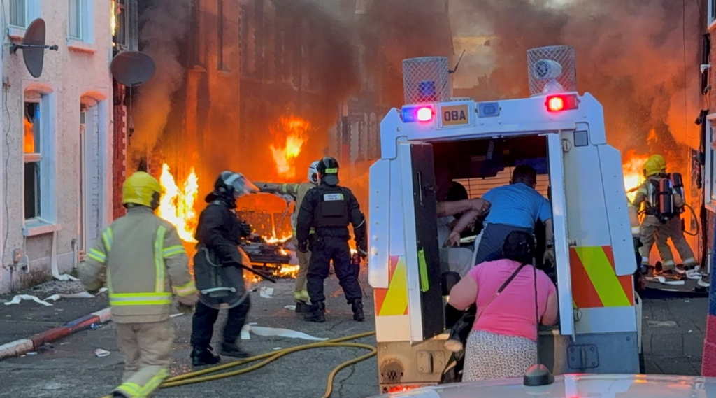 Το Μπέλφαστ στις φλόγες μετά από μια μέρα και μια νύχτα βίας εναντίον ανθρώπων και περιουσιών