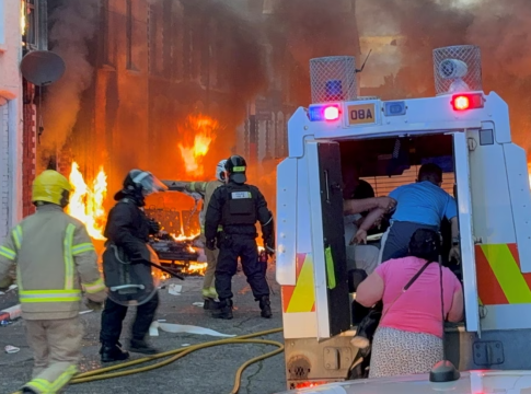 Το Μπέλφαστ στις φλόγες μετά από μια μέρα και μια νύχτα βίας εναντίον ανθρώπων και περιουσιών