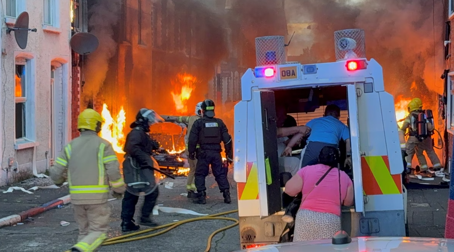 Το Μπέλφαστ στις φλόγες μετά από μια μέρα και μια νύχτα βίας εναντίον ανθρώπων και περιουσιών