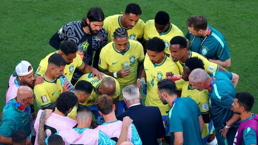 Τα «hydration breaks» γεμίζουν τα ταμεία της τηλεόρασης