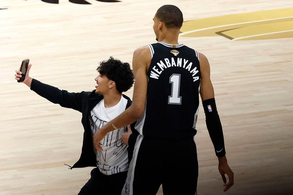 Ισόβιος αποκλεισμός σε δύο οπαδούς στο Game 1 των τελικών