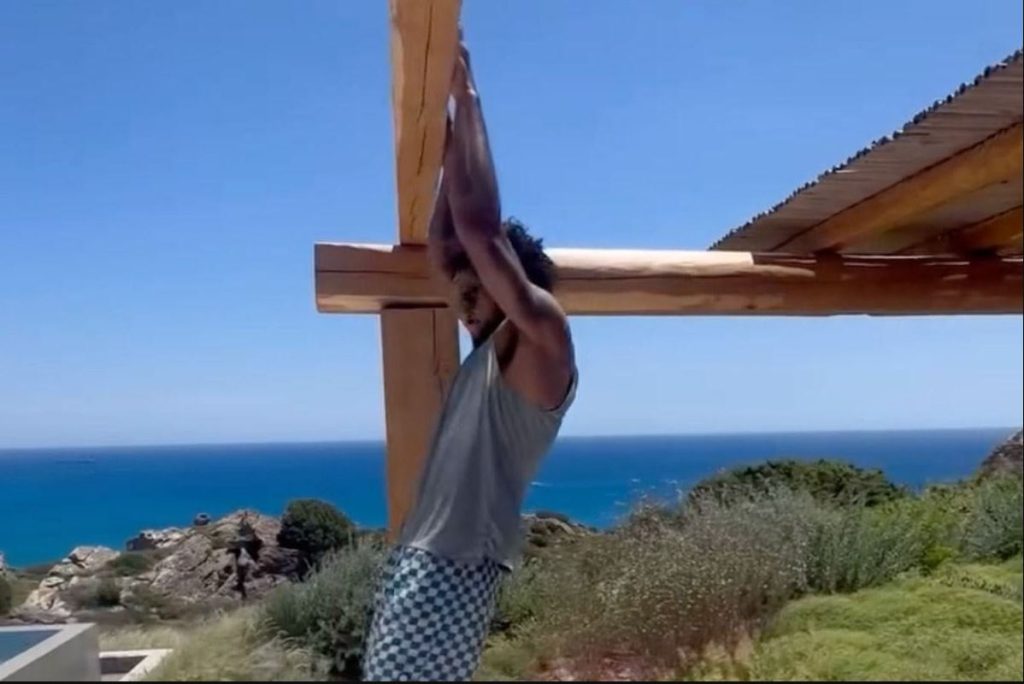 Ο Ντόρσεϊ κάνει… έλξεις με θέα στη Μήλο (vid)