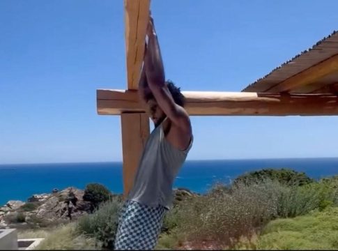 Ο Ντόρσεϊ κάνει… έλξεις με θέα στη Μήλο (vid)