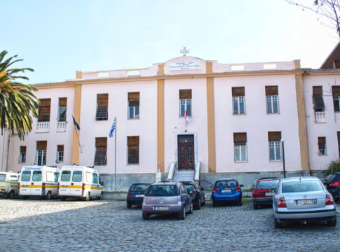 Ηλικιωμένος επιτέθηκε σε ιατρικό προσωπικό στο νοσοκομείο της Λήμνου – «Από τύχη ζει μία γιατρός» λέει ο Γιαννάκος