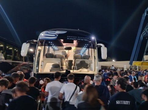 Χαμός για την Εθνικής με εκατοντάδες οπαδούς να αποθεώνουν τους παίκτες