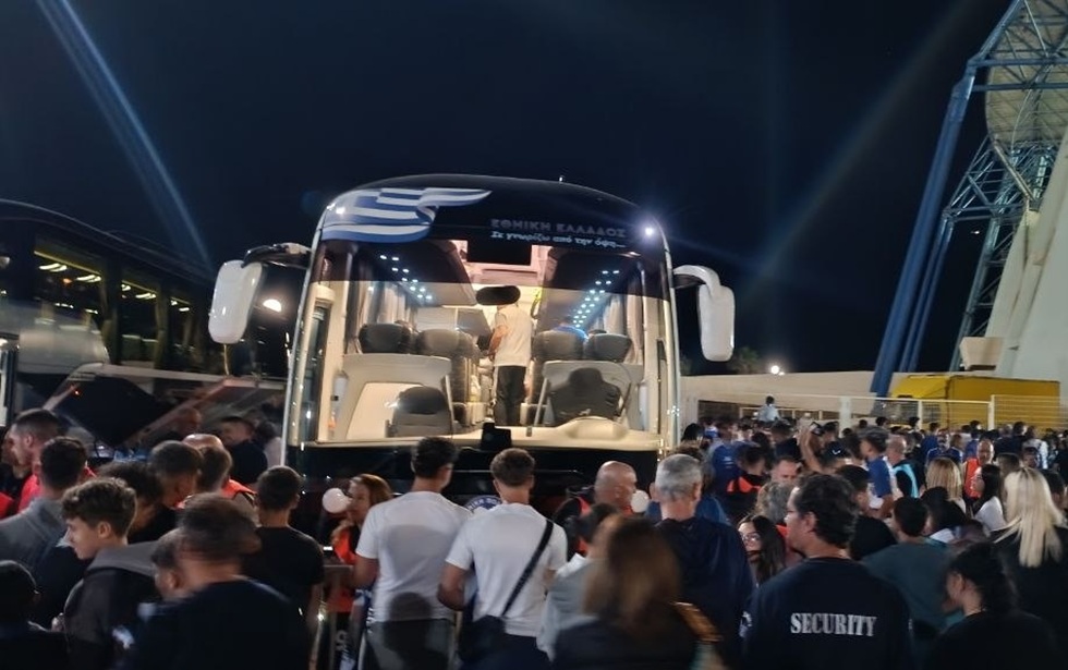Χαμός για την Εθνική με εκατοντάδες οπαδούς να αποθεώνουν τους παίκτες (vids)