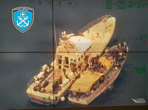 Κρήτη: Επιχείρηση περισυλλογής 192 αλλοδαπών από αλιευτικό σκάφος νότια των Καλών Λιμένων
