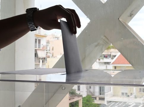 Υποχωρεί η Νέα Δημοκρατία – Με διαφορά δεύτερη η ΕΛΑΣ του Τσίπρα – Σηκώνονται από τον «καναπέ» οι ψηφοφόροι