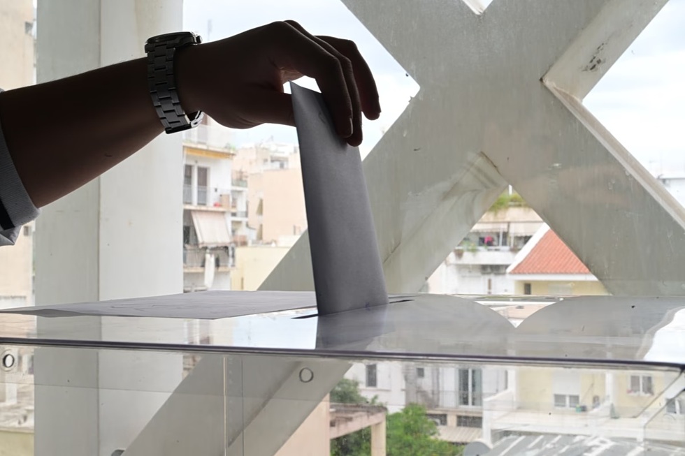 Υποχωρεί η Νέα Δημοκρατία – Με διαφορά δεύτερη η ΕΛΑΣ του Τσίπρα – Σηκώνονται από τον «καναπέ» οι ψηφοφόροι