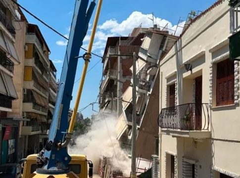 Πετράλωνα: Καρέ καρέ η κατάρρευση της τετραώροφης πολυκατοικίας