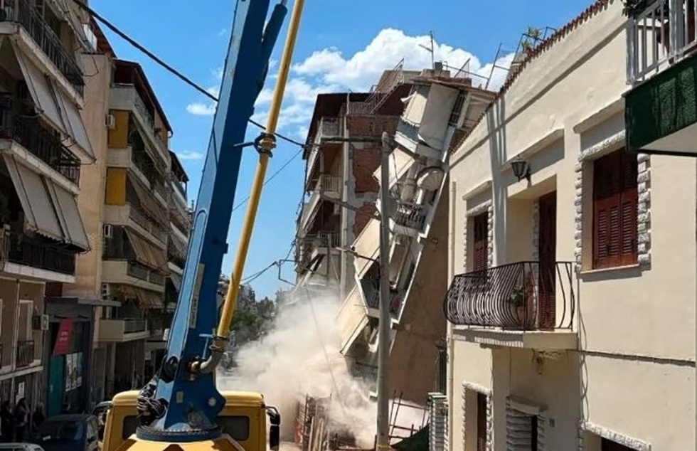 Πετράλωνα: Καρέ καρέ η κατάρρευση της τετραώροφης πολυκατοικίας