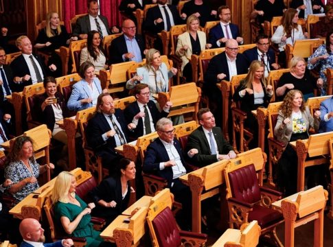 Άλλος για τη… βάρκα τους: Η νορβηγική Βουλή κάνει κουπί σε ρυθμούς Μουντιάλ (vid)