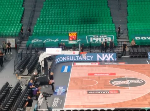 Plexiglass και άδειες σειρές πάνω από τον πάγκο του Ολυμπιακού