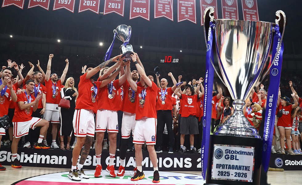 Η απονομή του τροπαίου στους πρωταθλητές (pics, vids)