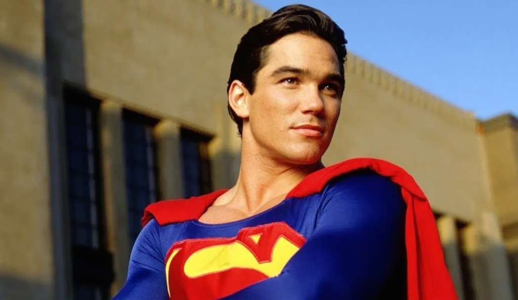 Ο τηλεοπτικός Superman δεν «γερνάει» ωραία – Ξανά έξαλλο το διαδίκτυο με τον Ντιν Κέιν