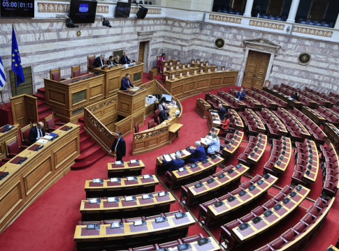 Βουλή: Η κυβέρνηση Μητσοτάκη καταθέτει νύχτα και τελευταία στιγμή τις κρίσιμες τροπολογίες