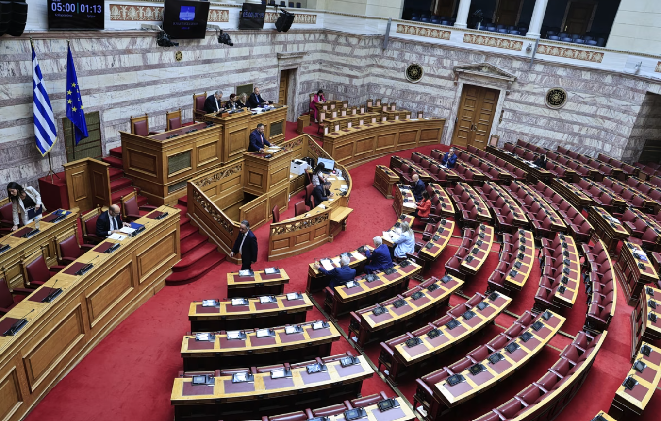 Βουλή: Η κυβέρνηση Μητσοτάκη καταθέτει νύχτα και τελευταία στιγμή τις κρίσιμες τροπολογίες