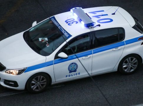 Αττική: Καταδίωξη από τα Μέγαρα έληξε με σύγκρουση σε σχολικό