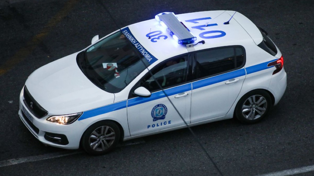 Αττική: Καταδίωξη από τα Μέγαρα έληξε με σύγκρουση σε σχολικό