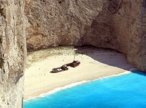 «Δεκάδες χιλιάδες κυβικά άμμου» – Σχέδιο διάσωσης για το «Ναυάγιο» στη Ζάκυνθο προκαλεί αντιδράσεις