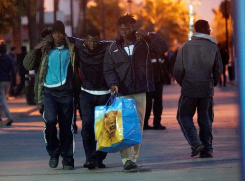 Η Ισπανία κλείνει το συνοριακό πέρασμα της Μελίγια με το Μαρόκο – Πέρασαν σχεδόν 400 μετανάστες