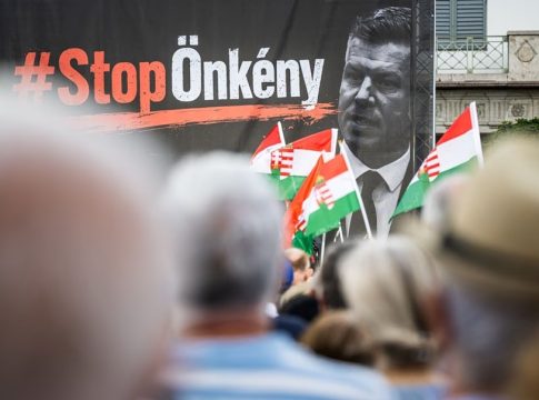 «Ανδρείκελο του Όρμπαν»: Συνταγματική ανατροπή στην Ουγγαρία με στόχο την απομάκρυνση του προέδρου Τάμας Σούλιοκ