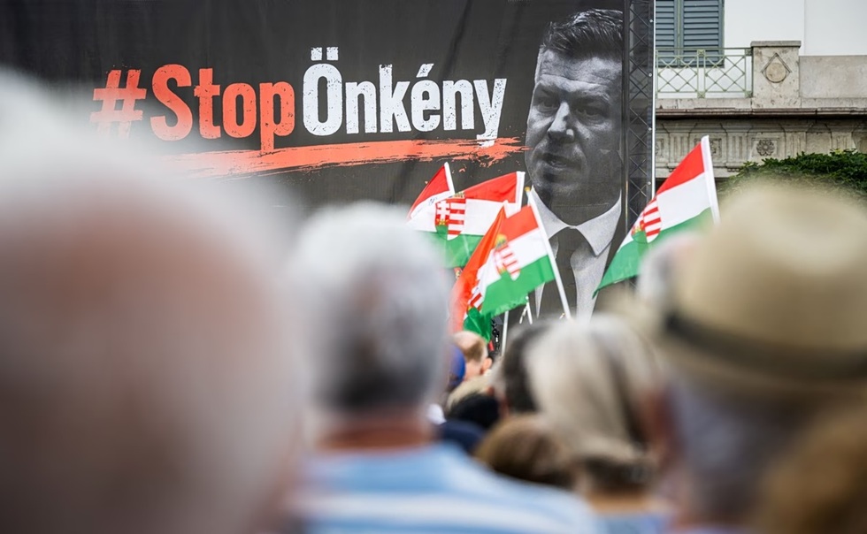 «Ανδρείκελο του Όρμπαν»: Συνταγματική ανατροπή στην Ουγγαρία με στόχο την απομάκρυνση του προέδρου Τάμας Σούλιοκ
