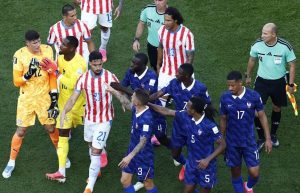 Παραγουάη – Γαλλία: Έξαλλοι οι Γάλλοι με το σκληρό παιχνίδι – Η «απάντηση» του Ντεσάμπ