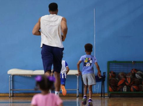 Ο Αντετοκούνμπο πήγε με τα παιδιά του στο κλειστό του Ζωγράφου (pics, vid)