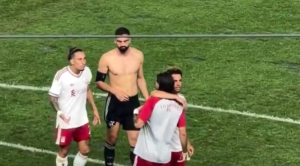 Ο Τσιμίκας «αρπάχτηκε» με Τζόουνς και Σομποσλάι για το περιβραχιόνιο του αρχηγού (vid)