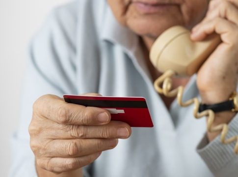 Τηλεφωνική απάτη εις βάρος 74χρονης: Την έπεισαν να αφήσει λίρες και κοσμήματα 70.000 ευρώ έξω από το σπίτι της