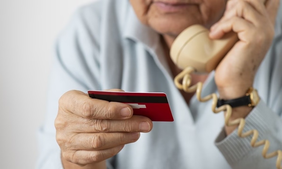 Τηλεφωνική απάτη εις βάρος 74χρονης: Την έπεισαν να αφήσει λίρες και κοσμήματα 70.000 ευρώ έξω από το σπίτι της