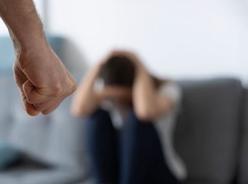Κρήτη: Συνελήφθη 37χρονος για ξυλοδαρμό της συζύγου του μπροστά στο 3χρονο παιδί τους