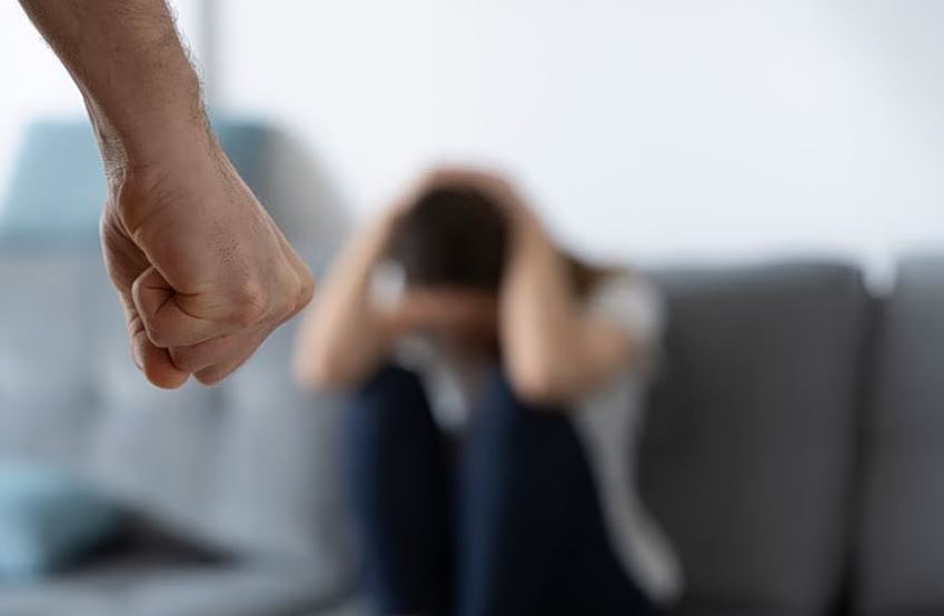Κρήτη: Συνελήφθη 37χρονος για ξυλοδαρμό της συζύγου του μπροστά στο 3χρονο παιδί τους