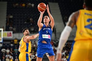 «Καυτός» Λαρεντζάκης: Έβαλε 10 πόντους στο πρώτο ημίχρονο του ματς με τη Ρουμανία (vid)
