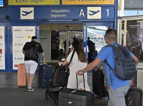 Αυξήσεις στον… ουρανό για τα αεροπορικά εισιτήρια στην Ελλάδα