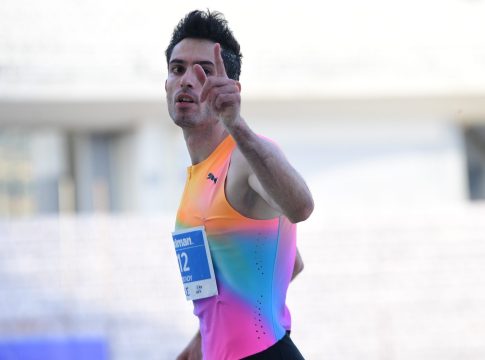 «Πόλος έλξης» ο Τεντόγλου: Μετά την ισοφάριση του πανελληνίου ρεκόρ δεν σταμάτησε να υπογράφει αυτόγραφα (vid)