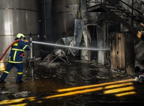 Έκρηξη σε εργοστάσιο στα Εξαμίλια Κορίνθου: Στο αυτόφωρο ο ιδιοκτήτης – Είχαν προηγηθεί εργασίες ηλεκτροσυγκόλλησης