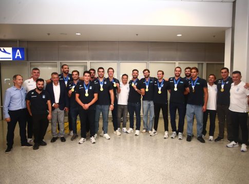 Επέστρεψε στην Ελλάδα η «χρυσή» Εθνική του πόλο ανδρών (pics)