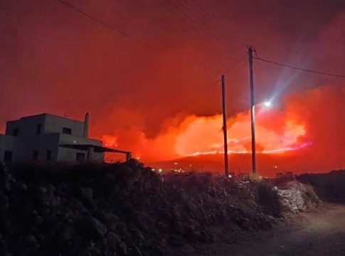 Φωτιά στην Πάρο: Συνελήφθησαν ο δήμαρχος, ο αντιδήμαρχος, ένας υπάλληλος του Δήμου και ένας εργολάβος